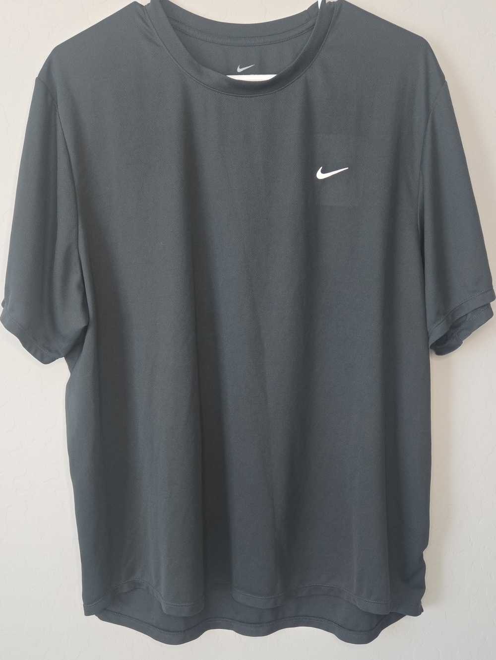 Nike Men’s Dark Gray Short-Sleeve Performance Tee with White Swoosh